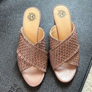 NIB Vintage Foundry Louisa sandal size 9.5 taupe